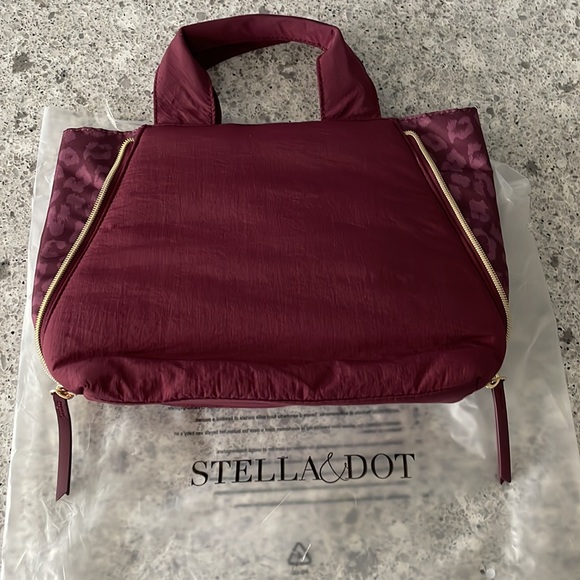 💫Host Pick💫Stella & Dot Zip it Crossbody in Oxblood NWT - Picture 9 of 11